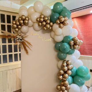 Arco de globos dorado y verde para photocall