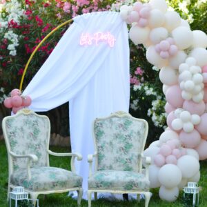 Photocall circular con cortina blanca y globos rosa pastel