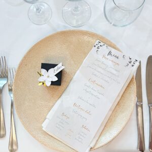 Menú personalizado con plato base y detalle floral