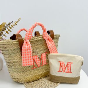 Bolso de rafia con inicial y neceser a juego